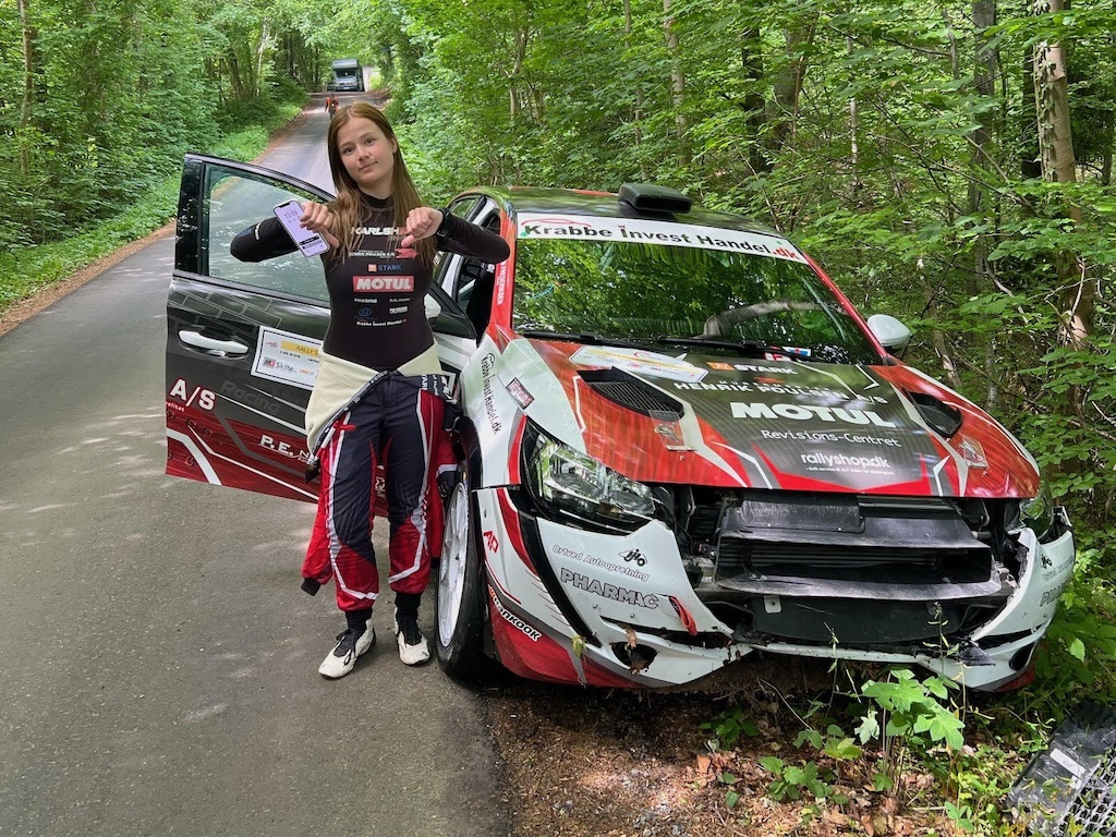 Isabell Kvicks attitude er ikke til at misforstå. For Karlshøj Racing var Rally Sønderjylland desværre slut.
(Foto: Lars Krone)